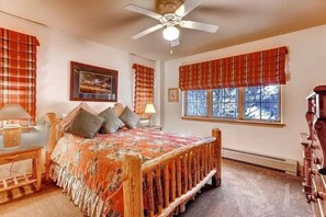 Get a good night's sleep in the bedroom. Bedding configurations may vary
