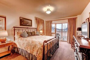 Get a good night's sleep in the bedroom. Bedding configurations may vary