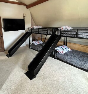 Upstairs - 4 bunk beds - bedroom #2