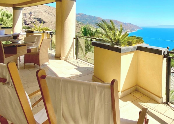 PANORAMIC RESIDENCE TAORMINA
Sea View Apartment with Pool