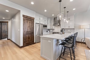 Black Rock Ridge 14536: Cozy bar stools by the kitchen bar table, perfect for breakfast.