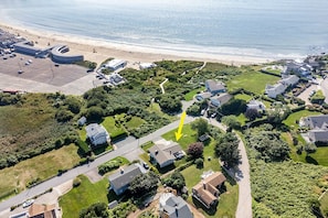 Yellow arrow depicting house location to beach