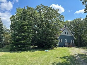 Plenty of parking in the Front Yard along with a horseshoe driveway.