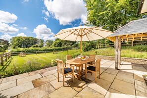 Crumpet Cottage, Chebbard: The front patio with its dining furniture