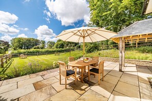 Crumpet Cottage, Chebbard, Dorchester: The front patio with its dining furniture