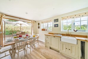 Crumpet Cottage, Chebbard, Dorchester: The open-plan dining and kitchen area