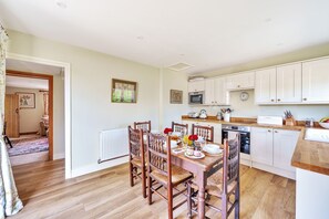 Cosy Cottage, Chebbard, Dorchester:  The open-plan dining and kitchen area