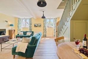 The Old Court House, Cerne Abbas: The open-plan sitting and dining area