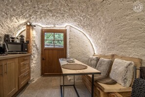 Cave voutée avec cuisine (micro onde + bouilloire + cafetiere + grille pain et frigo)