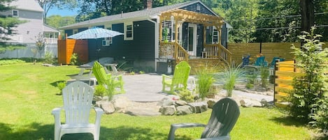 Outdoor Oasis- fire pit area, picnic table, sitting area with side tables