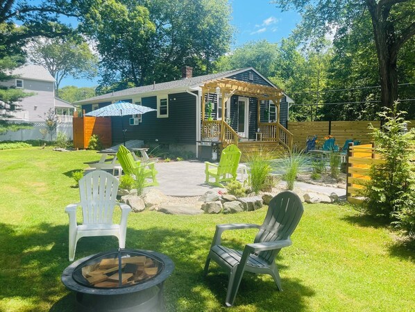 Outdoor Oasis- fire pit area, picnic table, sitting area with side tables