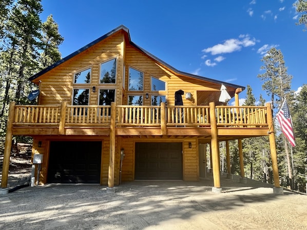 Rustic newly constructed log cabin in the Valley of the Sun, 16 miles from Breck