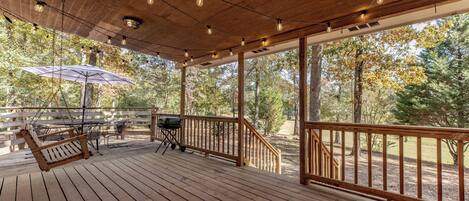 Outdoor Wrap Around Deck w/Swing & Outdoor Dining