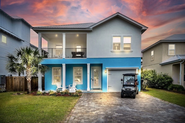 6-seat Golf Cart FREE during your stay! 4 minutes to the beach. Sleeps 14, 4 bedrooms, 3.5 bath, and 8 beds. Hot tub in the back yard!