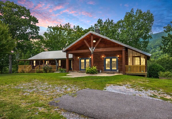 Come Bask in the Beauty of Lookout Mountain at Hays Hollow Lodge