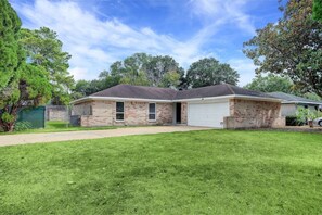 Large front yard and drive way for 4 car parking