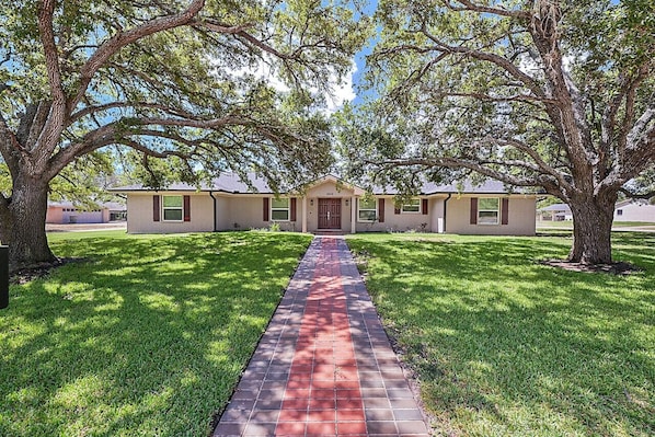 Welcome to Three Oaks Estate!
