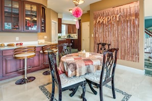 Dining Area | Full Kitchen | Wet Bar