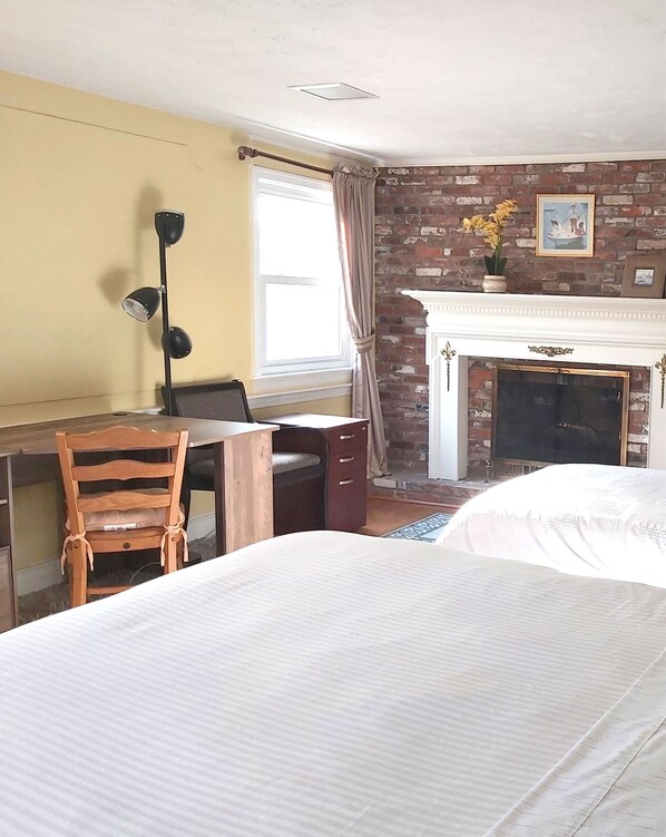 Bedroom A:
1 queen-size bed and 1 twin-size bed