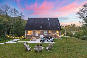 Second Entertainment area with hottub, Fire pit and picnic table.