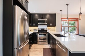 Full kitchen: Stainless steel appliances