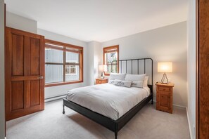 Primary bedroom: Queen bed