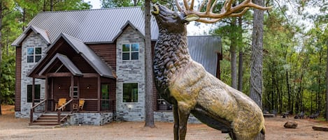 Close up of Elk statue at front of cabin