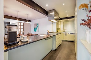 Fully equipped kitchen with gas fire