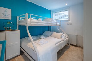 Kinderzimmer mit einem Doppelstockbett für insgesamt 3 Personen.