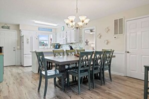 Dining/Kitchen Areas