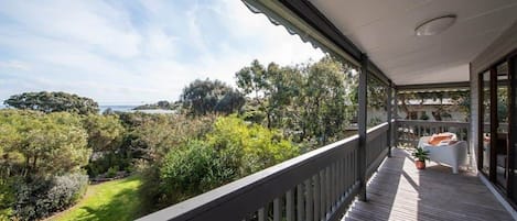 Miramar Hideaway Magnificent Water Views from Top Deck to Flinders