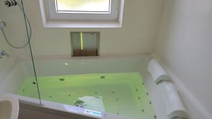 Whirlpool, Bad mit Fenster