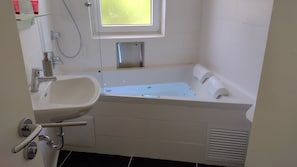 Bad mit Whirlpool