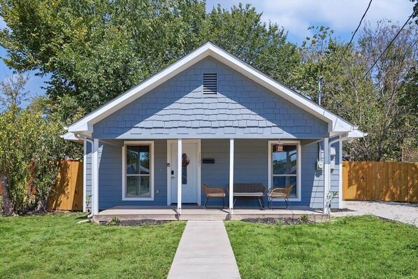 This adorable cabin-style vacation home is full of southern rustic charm! With plenty of character and historic charisma, this place’s cozy interior packs quite the punch with 3 bedrooms and 2 bathrooms.