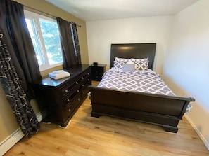 Queen Bed Bedroom 1