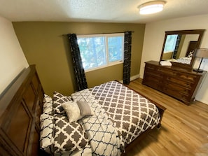 Queen Bed Bedroom 2