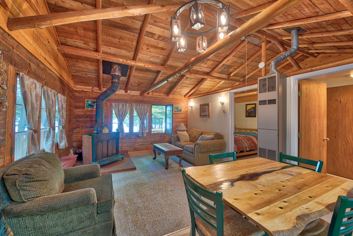 Lakeside Cabin in the woods. Perfect retreat to nature.