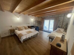 Chambre Vachette
3 Personnes avec salle d'eau, toilette séparé et terrasse