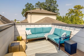 Rooftop Patio | City Skyline Views | Self Check-In | 9 Mi to The Galleria