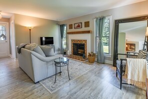 Living Room | Wood-Burning Fireplace | Smart TV | Central A/C + Heating