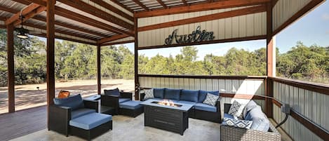 Lounge area with gas firepit