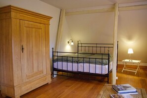 Ein weiteres Schlafzimmer mit Doppelbett in der Inselblume 84