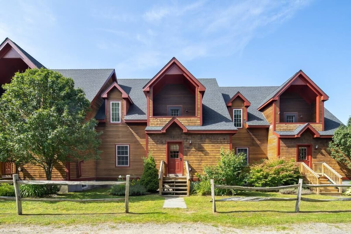 The Sugar Lodge | 3 Story Townhome Near Mt. Snow!