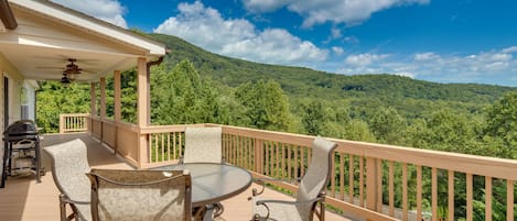 Hendersonville Vacation Rental | 3BR | 3BA | 3,400 Sq Ft | Stairs Required