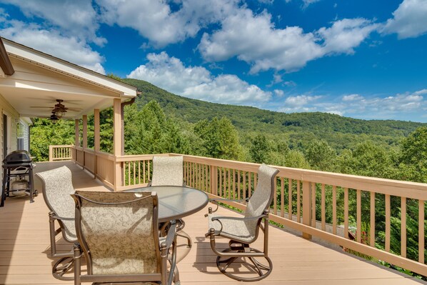 Hendersonville Vacation Rental | 3BR | 3BA | 3,400 Sq Ft | Stairs Required