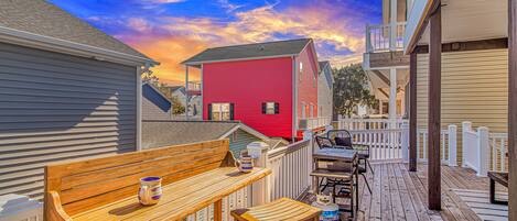 Enjoy a hot cup of coffee and watch the sunrise over the ocean from this bar 