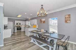 Dining table for 7 + additional seating at the kitchen counter 