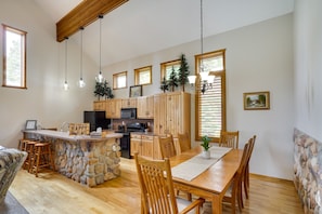 Kitchen & Dining Area | Free WiFi