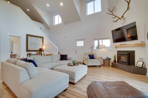 Living Room | 1st Floor | Free WiFi | Smart TV | Central A/C