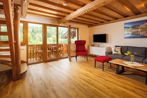 Ferienhaus Königssee, 105 m²,1-8 Pers., 2 SZ, Bad 2WC Terrasse, Balkon, 2 Etagen,-Wohnzimmer mit Balkon